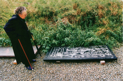 Margarethe Ohlmann vor ihrer von ihrem Sohn gestalteten Grabplatter